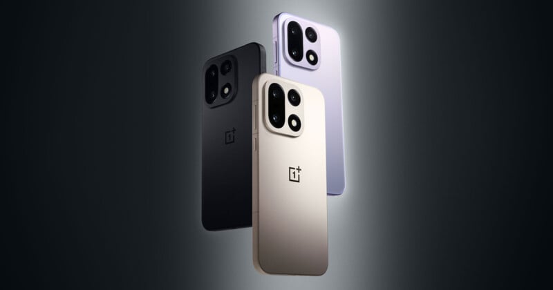 Tres teléfonos inteligentes OnePlus en negro, dorado y lavanda se muestran verticalmente sobre un fondo degradado oscuro, mostrando el diseño posterior de cada dispositivo y las cámaras traseras duales.