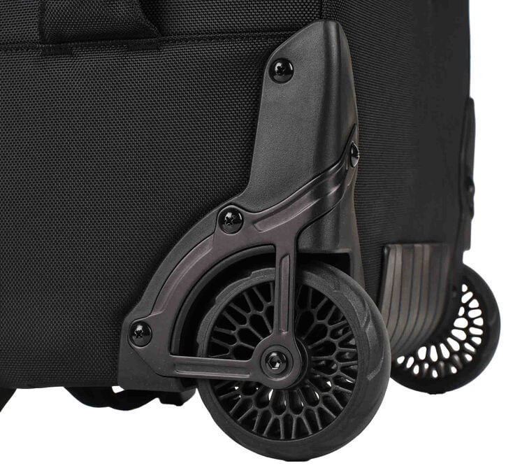 Primer plano de la esquina de la maleta negra, equipada con dos resistentes ruedas giratorias negras con un exclusivo diseño de panal y carcasa de plástico reforzado para mayor durabilidad.