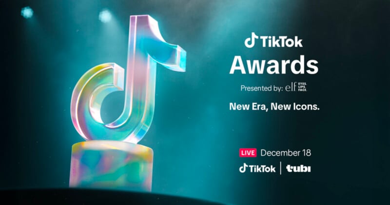 Un colorido trofeo con el logotipo de TikTok se ilumina dramáticamente a la izquierda. El texto de la derecha dice: 