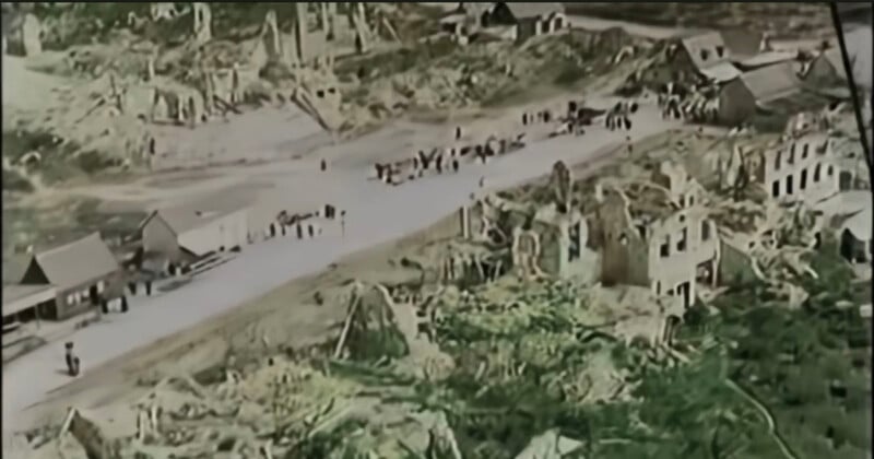 Una vista aérea de las calles, llenas de gente y rodeadas de edificios destruidos y ruinas, muestra la devastación en la región devastada por la guerra.