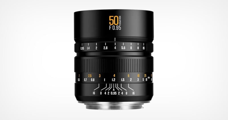 Fotografía de primer plano de una lente de cámara negra de 50 mm f/0,95 que muestra la apertura y las marcas de enfoque blancas y amarillas sobre un fondo blanco.