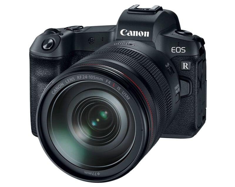 Cámara digital Canon EOS R negra con lente RF grande de 24-105 mm montada, colocada en ángulo, que muestra el frente y el lado izquierdo del cuerpo de la cámara.