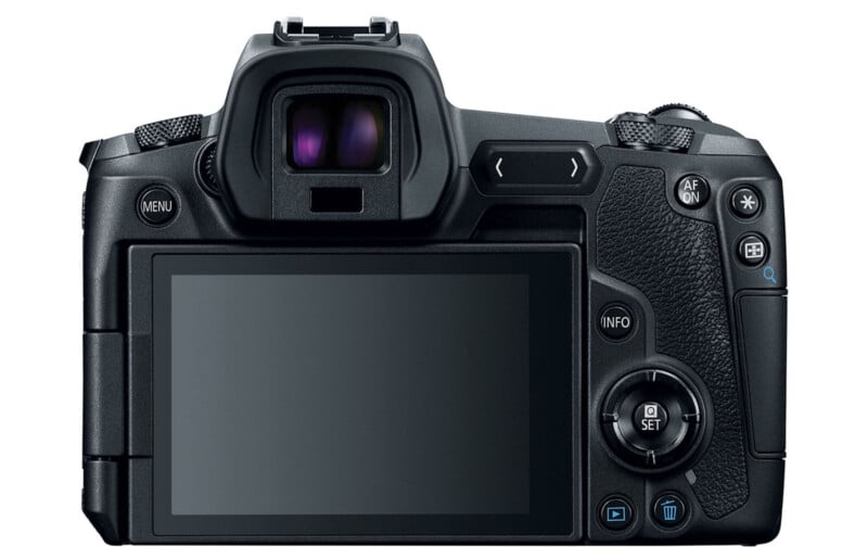 Vista trasera de una cámara digital, que muestra su pantalla LCD, botones de control, diales, empuñaduras texturizadas y visor electrónico.