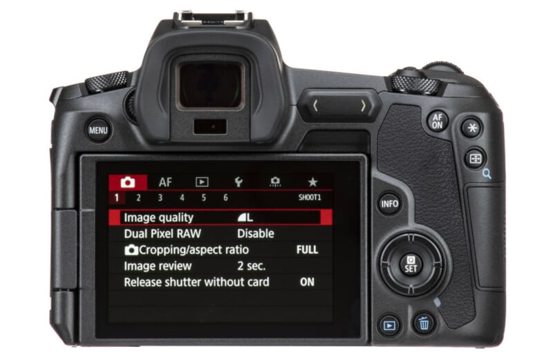 Vista trasera de una cámara digital de pantalla grande que muestra configuraciones como calidad de imagen, Dual Pixel RAW, relación de aspecto/recorte, tiempo de revisión de la imagen y disparador sin tarjeta. Hay varios botones alrededor de la pantalla.