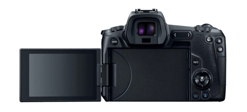 Vista trasera de una cámara digital negra con una pantalla LCD articulada volteada hacia la izquierda, mostrando varios botones y controles en el cuerpo de la cámara.