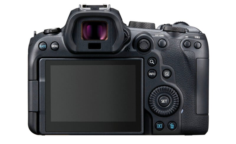 Esta imagen muestra la vista trasera de una cámara digital sin espejo con una gran pantalla LCD, varios botones, diales y un visor electrónico en la parte superior central.