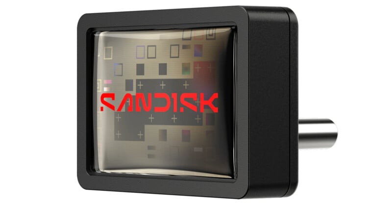 Primer plano de un dispositivo SanDisk negro con un logotipo rojo de SanDisk en la superficie reflectante, que muestra el intrincado patrón de los circuitos y conectores internos.