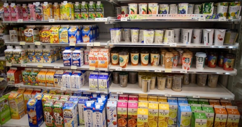Los estantes de las tiendas de conveniencia japonesas muestran una variedad de bebidas coloridas, incluidos jugos, leche, té y café en cajas, embotellados y enlatados, cuidadosamente ordenados por tipo y marca.