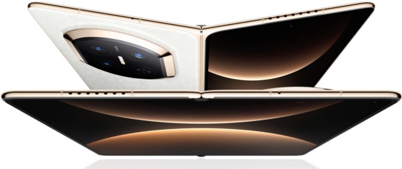 Se mostraron dos teléfonos inteligentes plegables, colocados para revelar sus grandes pantallas desplegadas y módulos de cámara trasera, en un elegante diseño dorado y negro con un conjunto de cámaras circular.