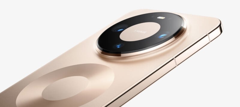 Primer plano de la parte trasera de un smartphone dorado, destacando su módulo circular de triple cámara con flash LED y "XMAGE" Branding, ambientado en un fondo claro.