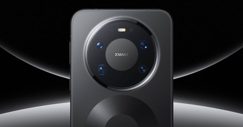 Primer plano del módulo de cámara trasera del teléfono inteligente con cuatro lentes y un flash LED con la marca