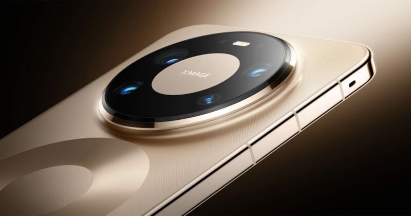 Vista cercana de un teléfono inteligente dorado que muestra su gran módulo de cámara trasera circular con múltiples lentes y un flash rectangular sobre una superficie metálica.