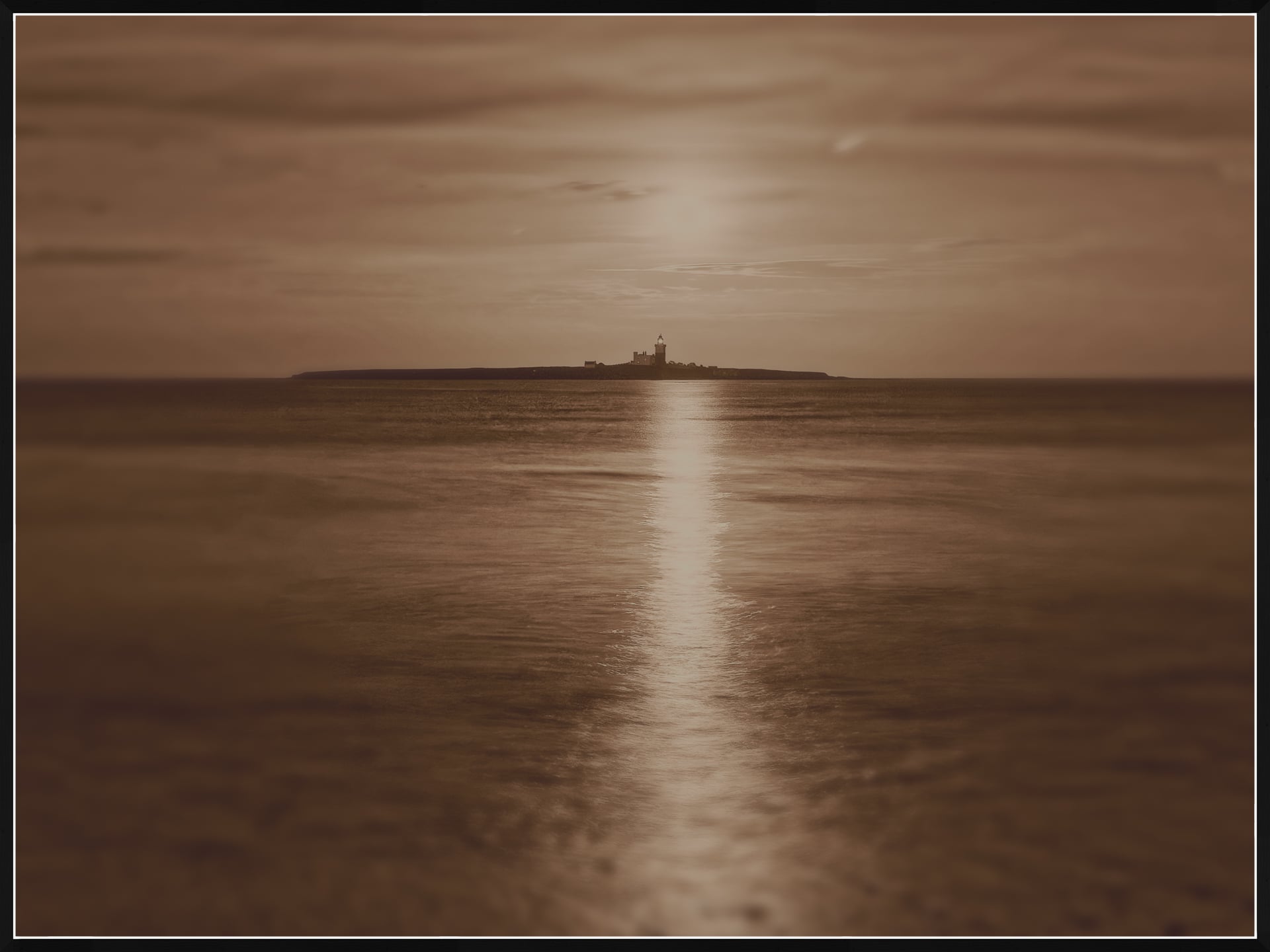 Una fotografía en tonos sepia de un mar en calma con el sol poniéndose o saliendo, proyectando brillantes reflejos en el agua. Una isla con un faro se alza en el horizonte bajo un cielo nublado.