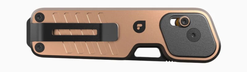 Una multiherramienta de metal compacta con acabados en oro rosa y negro con clip para cinturón, empuñadura texturizada y hoja visible parcialmente empotrada en el cuerpo de la herramienta.