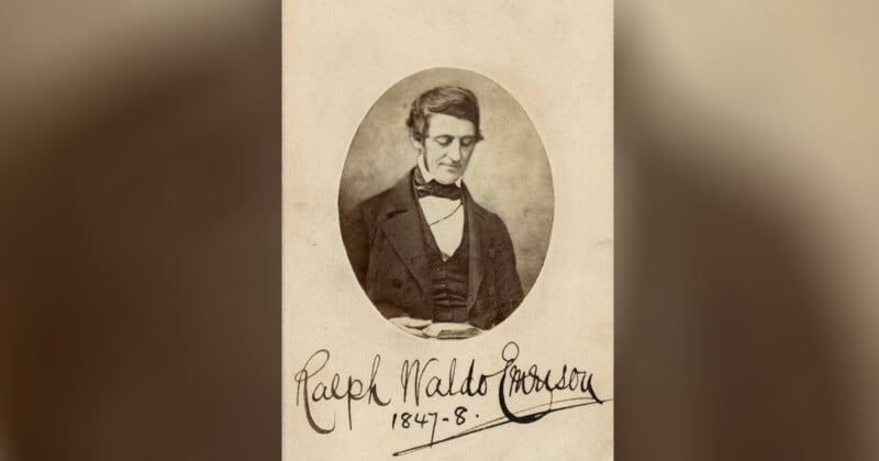 Un retrato en tonos sepia de un hombre vestido con ropa del siglo XIX, mirando hacia un marco ovalado. Debajo de la imagen, "Ralph Waldo Emerson 1847-8" Estaba escrito con letra cursiva.
