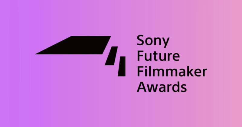 Logotipo de Sony Future Filmmakers Award con formas geométricas negras llamativas y texto sobre un fondo degradado de rosa a morado.