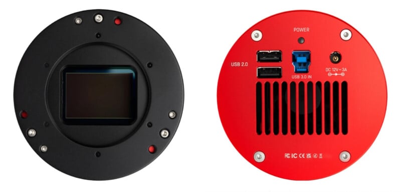Dos vistas de la electrónica cilíndrica roja y negra: la izquierda muestra el sensor de la cámara y la derecha muestra los puertos USB, el puerto de alimentación y las ranuras de ventilación en el panel trasero.