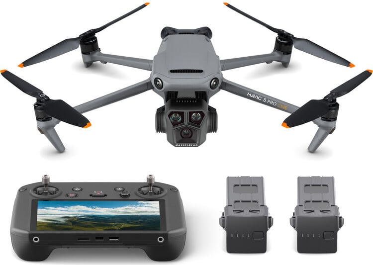 Un dron DJI Mavic 3 Pro gris equipado con cuatro hélices muestra una pantalla y dos baterías de respaldo encima de su controlador, todo ello dispuesto sobre un fondo blanco.