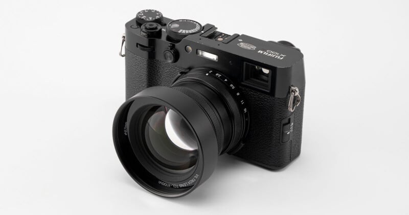 Una cámara digital Fujifilm X-Pro2 negra con una gran lente Fujinon se muestra sobre un fondo blanco puro.