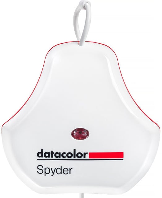 Para la calibración del monitor se utiliza un dispositivo Datacolor Spyder blanco con detalles en rojo y los cables conectados a él cuelgan sobre un fondo liso.