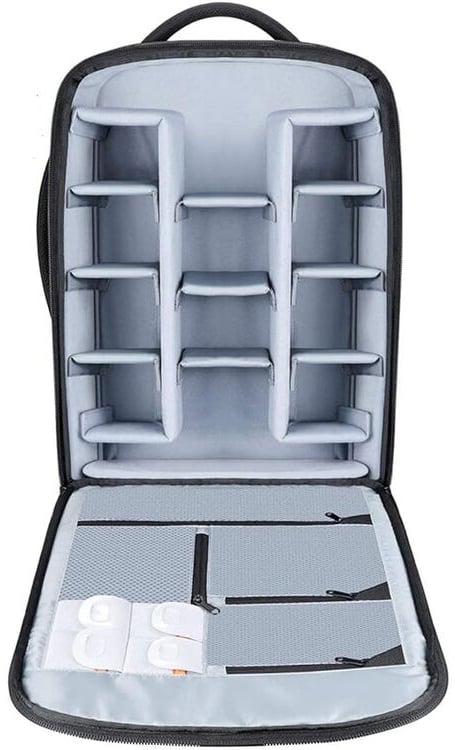 Esta mochila para cámara abierta cuenta con múltiples compartimentos acolchados para organizar el equipo y los accesorios de la cámara, y un bolsillo de malla con cremallera en la solapa interior.