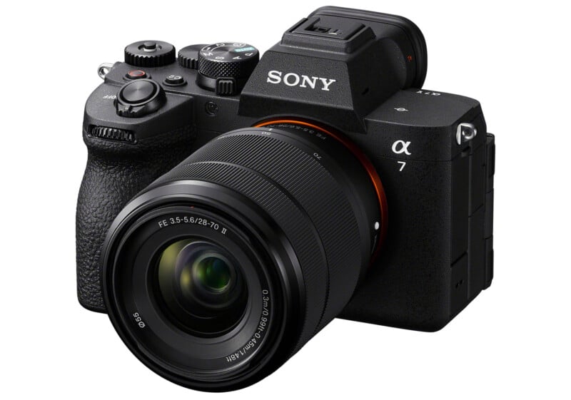 Cámara digital sin espejo Sony Alpha 7 con lente desmontable grande, empuñadura texturizada, dial de control y logotipo de Sony en el cuerpo.