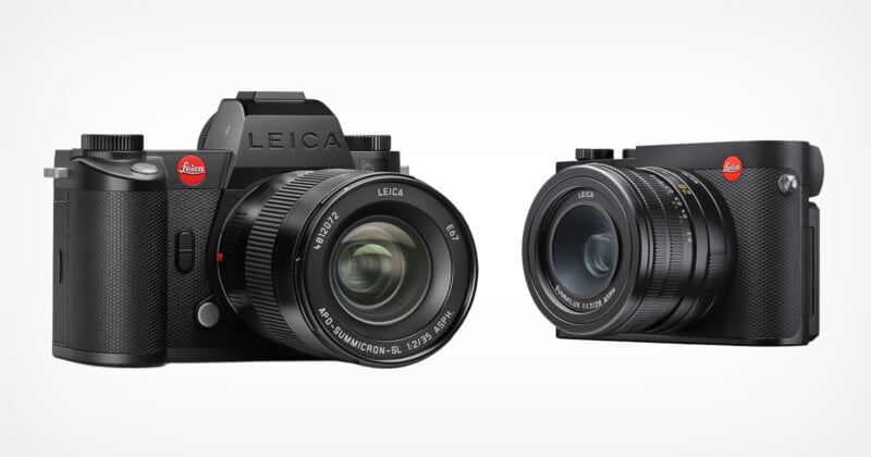 Dos cámaras digitales Leica negras con lentes salientes y el logotipo rojo de Leica se muestran una al lado de la otra sobre un fondo blanco; una cámara es más grande con visor, la otra es más compacta.