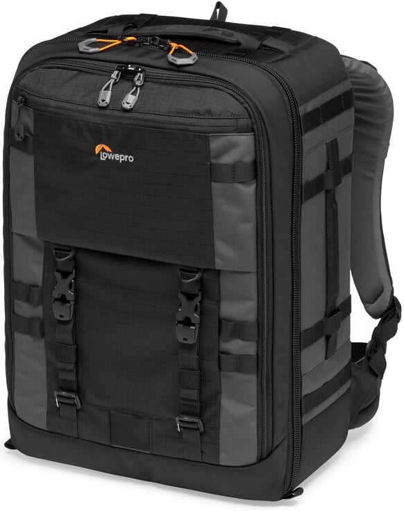 Esta mochila Lowepro en negro y gris cuenta con múltiples compartimentos, cremalleras, hebillas y correas acolchadas para los hombros, diseñada para transportar equipos fotográficos o tecnológicos.