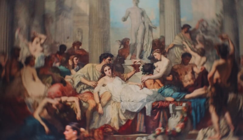 Pintura clásica que representa una antigua fiesta, con figuras elegantemente vestidas reclinadas, bebiendo y socializando; al fondo se encuentra una estatua, situada entre magníficas columnas.