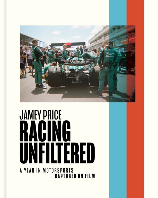 Portada del libro Racing Unfiltered de Jamey Price, que presenta una fotografía del equipo de boxes de Fórmula Uno rodeando un auto en la pista, con un texto de título negro en negrita y franjas verticales rojas y azules.
