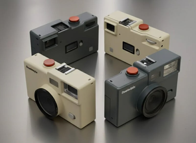Cuatro cámaras de estilo retro en color crema y gris están dispuestas sobre una superficie reflectante. Cada cámara presenta una lente grande, un diseño minimalista y un botón de obturador rojo prominente en la parte superior.