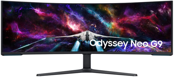 El monitor curvo ultraancho muestra una escena espacial vibrante y colorida con una nave espacial y texto "Odisea Neo G9" en la pantalla. El monitor cuenta con un soporte elegante y moderno.