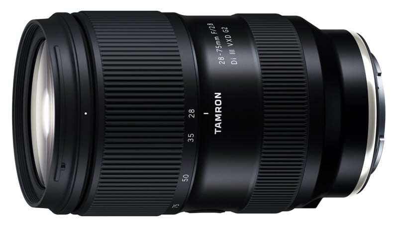 Lente de cámara Tamron negra, distancia focal marcada de 28 mm a 75 mm, apertura f/2,8, vista lateral sobre fondo blanco.