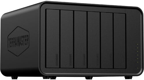 Dispositivo de almacenamiento conectado en red (NAS) TerraMaster negro con seis bahías de unidades verticales y cuatro pequeños indicadores LED en el panel frontal inferior derecho. Logotipo de TerraMaster grabado en el lado izquierdo.