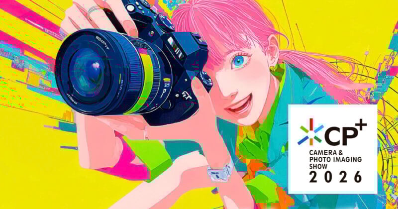 Ilustración colorida de una persona de cabello rosado sosteniendo una cámara y sonriendo sobre un fondo amarillo, azul y rosa vibrante. La imagen incluye el logo y el texto: "2026 Exposición de imágenes fotográficas y cámaras CP+.