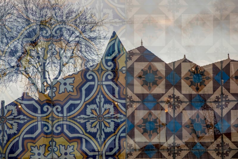 La imagen en capas muestra azulejos decorativos azules y amarillos, árboles desnudos y techos puntiagudos de edificios, mezclando patrones arquitectónicos, naturales y geométricos en una sola composición.