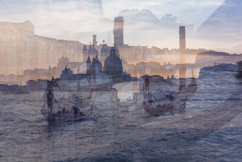 La imagen de doble exposición muestra góndolas en un canal de Venecia superpuestas al horizonte de Venecia al atardecer, incluidos edificios abovedados y el cielo nublado reflejado en el agua.
