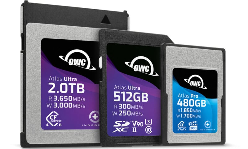 En la imagen se muestran tres tarjetas de memoria OWC: una tarjeta CFexpress de 2 TB, una tarjeta SD de 512 GB y una tarjeta CFast de 480 GB, con capacidad de almacenamiento y velocidades de lectura/escritura marcadas en el frente de cada tarjeta.