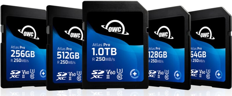 Se alinean cinco tarjetas SD OWC Atlas Pro, que muestran diferentes capacidades de almacenamiento: 256 GB, 512 GB, 1,0 TB, 128 GB y 64 GB. Cada tarjeta tiene una velocidad de lectura de 250 MB/s.