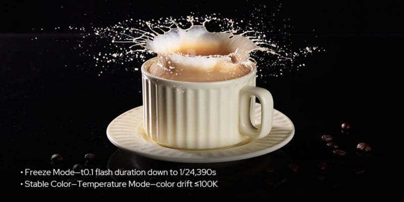 Un vaso de líquido sale disparado de una taza y un platillo blancos llenos de café, con granos de café esparcidos sobre la superficie negra. Texto que resalta el modo de congelación y el modo de temperatura de color estable.