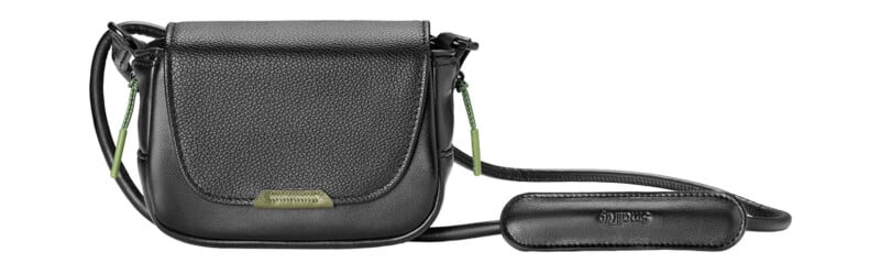 Bolso bandolera de piel negra con solapa texturizada, tirador de cremallera verde, bandolera ajustable, sección acolchada estampada 