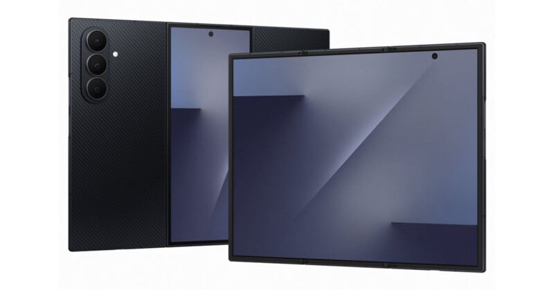 Un teléfono inteligente plegable se abre parcialmente para revelar una pantalla grande y perfecta en su interior. La parte trasera presenta tres cámaras dispuestas verticalmente y un acabado texturizado en negro.