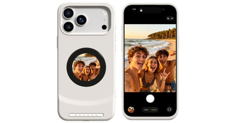 Dos smartphones muestran selfie grupal en la playa. El teléfono de la izquierda muestra fotos en una pequeña pantalla trasera circular; el teléfono de la derecha muestra la misma imagen en la pantalla principal. Tres amigos sonriendo y posando.