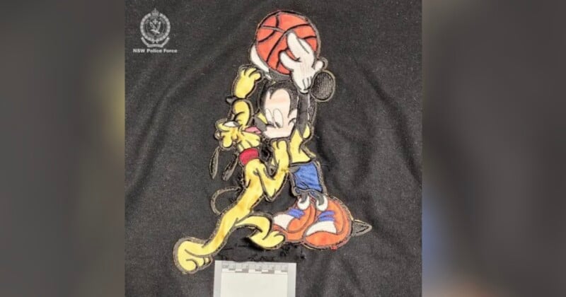 Caricatura de Mickey Mouse y Plutón jugando baloncesto sobre fondo negro. La insignia de la Fuerza de Policía de Nueva Gales del Sur aparece en la esquina superior izquierda.