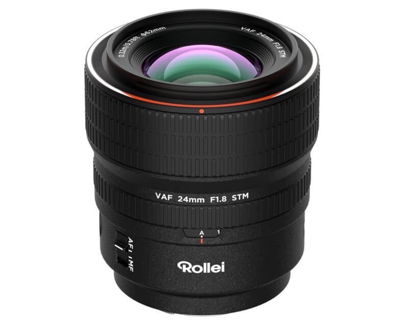 Lente de cámara Rollei negra con elemento frontal de cristal ancho, marcada "VAF 24mm F1.8 STM." La lente tiene anillos de control y enfoque texturizados, y un interruptor AF/MF en el lateral.