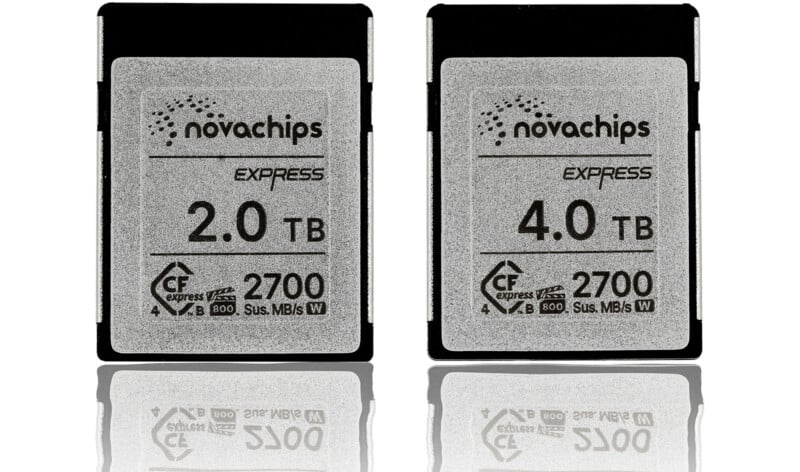 Se muestran dos tarjetas de memoria grises Novachips CFexpress una al lado de la otra. La tarjeta izquierda tiene una capacidad de 2,0 TB y la tarjeta derecha tiene una capacidad de 4,0 TB. Ambos tienen una velocidad nominal de 2700 MB/s y muestran varios iconos.