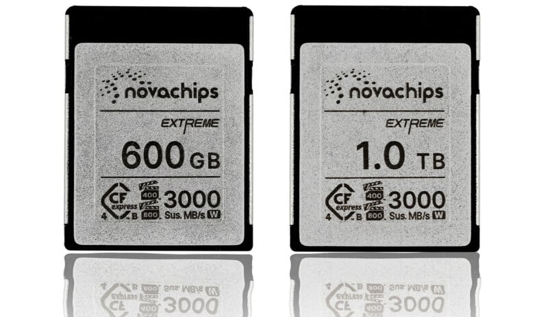 Dos tarjetas de memoria Novachips CFexpress, una con la etiqueta de 600 GB y la otra con 1,0 TB, ambas etiquetadas "extremo" La velocidad máxima es de 3000 MB/s y se muestran uno al lado del otro sobre un fondo blanco.