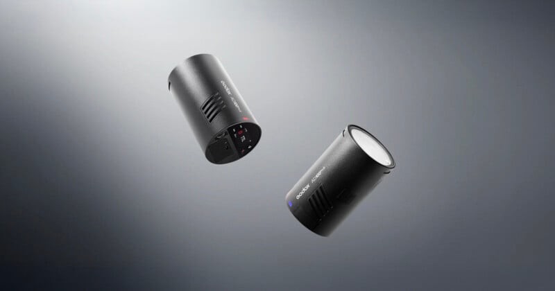 Dos dispositivos electrónicos cilíndricos negros con botones de control y ranuras de ventilación flotan sobre un fondo gris degradado. Un dispositivo muestra sus laterales y el otro muestra sus controles inferiores.