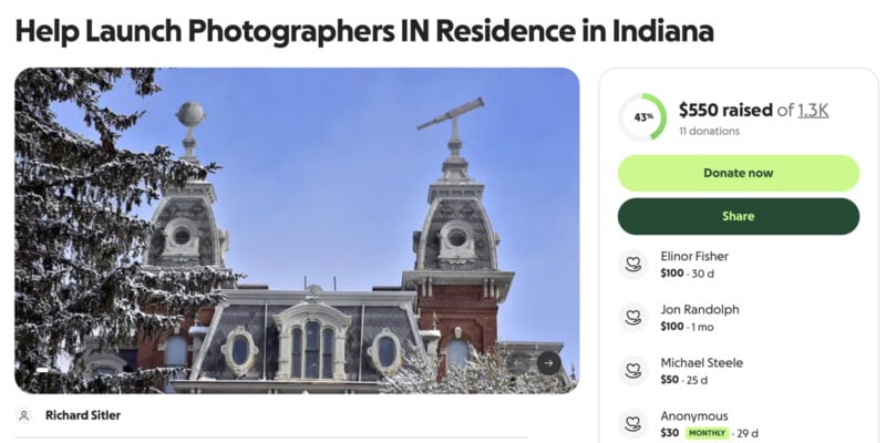 Un edificio histórico de ladrillo se alza contra un cielo azul con dos campanarios y detalles arquitectónicos ornamentados, parcialmente rodeado por ramas de hoja perenne cubiertas de nieve. El progreso de la recaudación de fondos y los nombres de los donantes se muestran en el lateral.