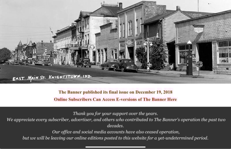 Fotografía histórica en blanco y negro de East Main Street en Knightstown, Indiana, que muestra escaparates antiguos y coches estacionados. El texto superpuesto anuncia la edición impresa final de The Banner y dirige a los lectores a la versión en línea.